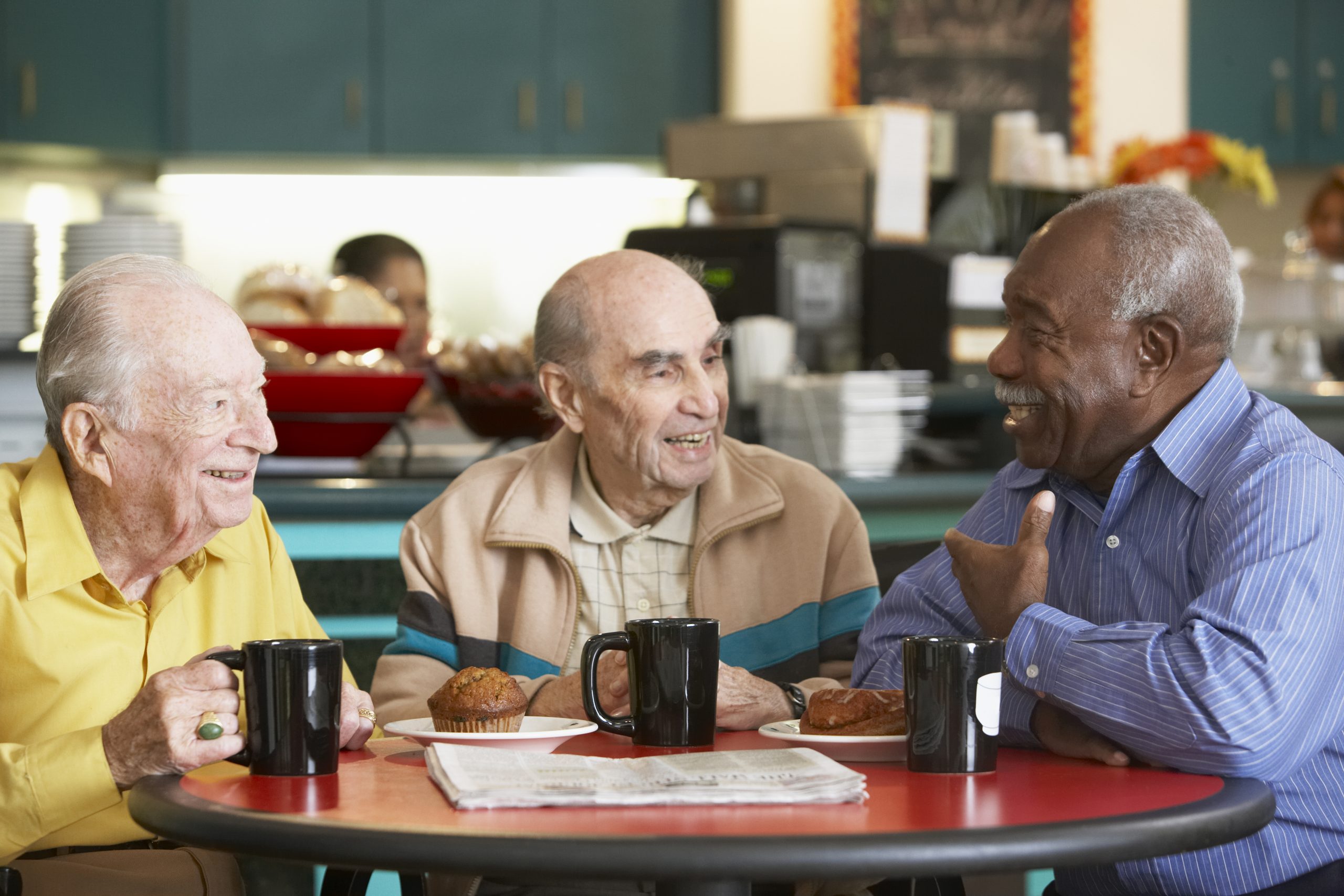 senioren van verschillende herkomst hebben leuk gesprek met elkaar